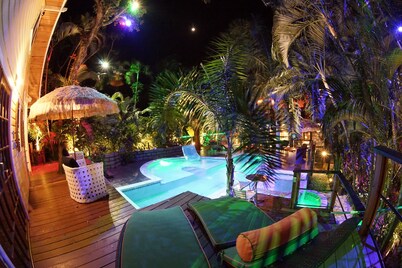 ESPECTACULAR CASA SELVA CON copas de los árboles cascada de la piscina y el gimnasio!