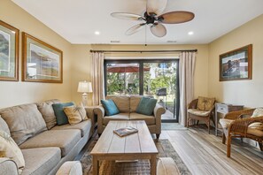 Smart TV, DVD player, books, stereo - $129/Nite Start, Kid Friendly, Close to Beach and Coligny Plaza (Hilton Head Island)