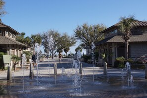Property grounds - $129/Nite Start, Kid Friendly, Close to Beach and Coligny Plaza (Hilton Head Island)