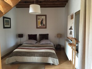 2 bedrooms, iron/ironing board, WiFi, bed sheets - Breton farmhouse quiet, between sea and river (Lannion)