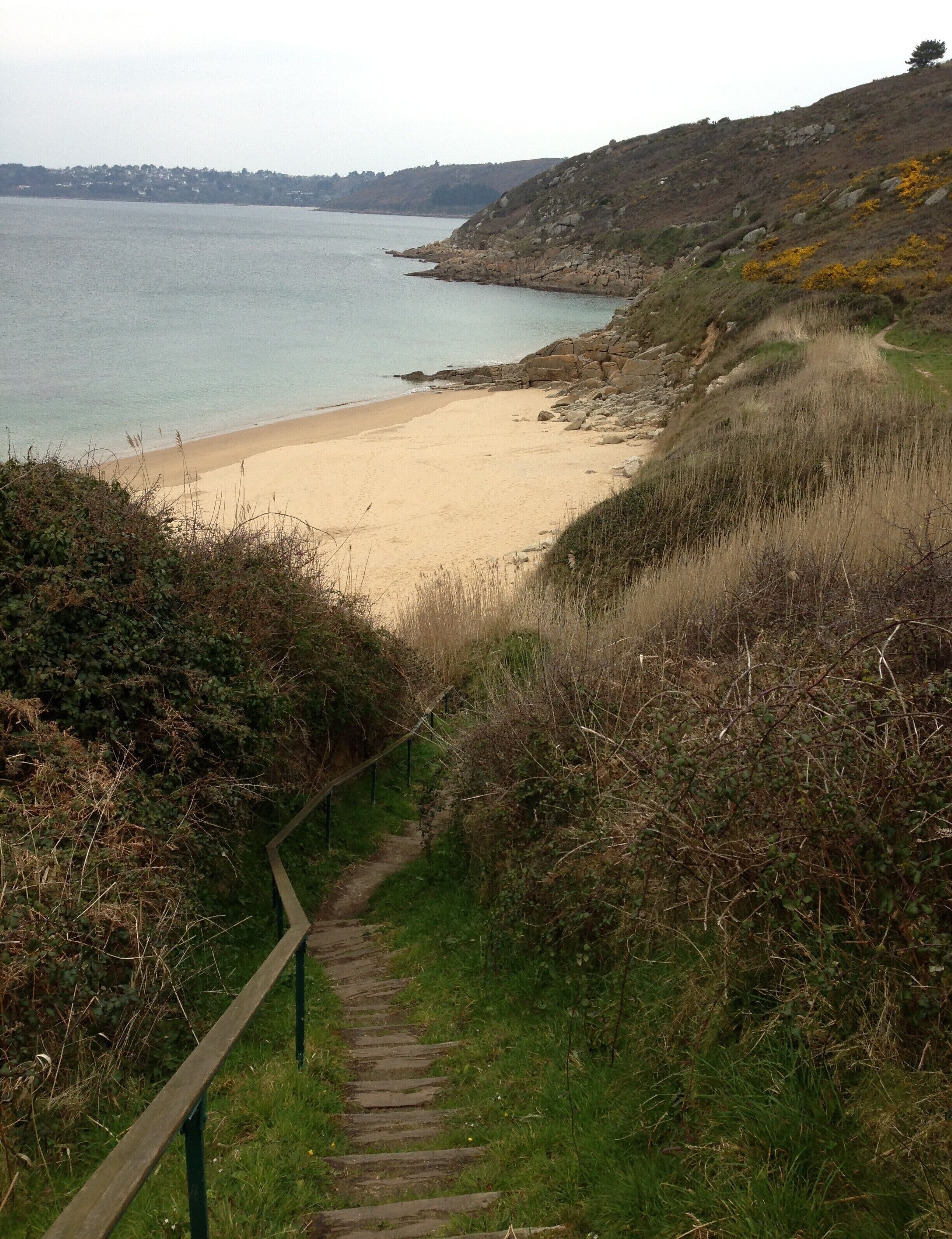 Nær stranden og solsenger