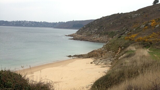 A coastal path leading to a sandy beach with a view of the sea and a distant town. - Breton farmhouse quiet, between sea and river (Lannion)