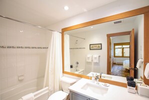 Un baño moderno con ducha, inodoro y lavamanos.