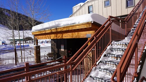 SKI IN/SKI OUT, SUPER B 6 Chair Lift , 3 Bedrms, Bunk, 3 Bath, Sleep 9, Hot Tub