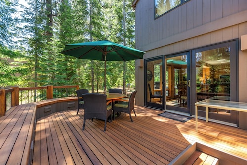 5 Bedroom-2 w/ King Beds, 4 Decks, Screened-in Breezeway. TRUE BLACK BUTTE FEEL!