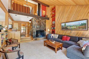 Smart TV, fireplace, DVD player, table tennis - 5 Bedroom-2 w/ King Beds, 4 Decks, Screened-in Breezeway. TRUE BLACK BUTTE FEEL! (Sisters)