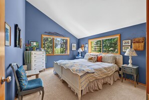 5 bedrooms, iron/ironing board, travel cot, free WiFi - 5 Bedroom-2 w/ King Beds, 4 Decks, Screened-in Breezeway. TRUE BLACK BUTTE FEEL! (Sisters)