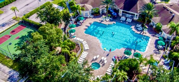 Utomhuspool och uppvärmd pool