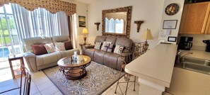 Smart-tv, dvd-spelare och böcker