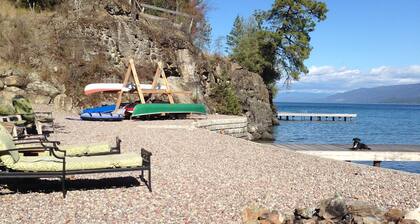Hermoso marco de madera casa en Finley Point con frente al lago.