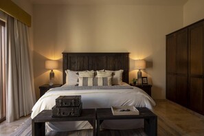 5 Schlafzimmer, Zimmersafe, Schreibtisch, Bügeleisen/Bügelbrett