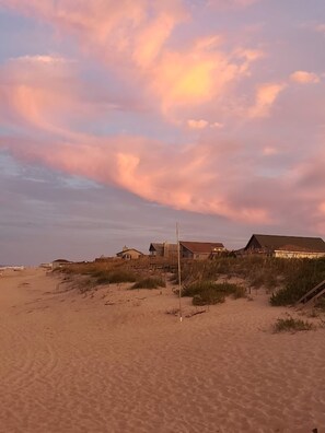 Nära stranden och solstolar