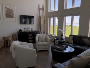 Smart TV, fireplace, DVD player, books - Bright and Airy Oceanfront Beach House! (Belle River)