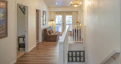 5 Star Comfort & Fun for everyone, 15 min to ski & lake. H.Tub, P.Tbl, LG yard