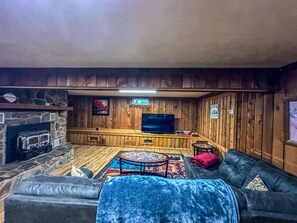 Smart-tv, pejs, dvd-afspiller, bøger