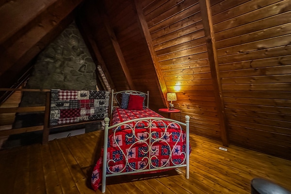 1st Choice Lodging - Chalet Lodge - Bedroom 3