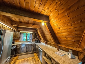 Wasserkocher mit Kaffee-/Teezubehör, Kühlschrank, Mikrowelle, Ofen