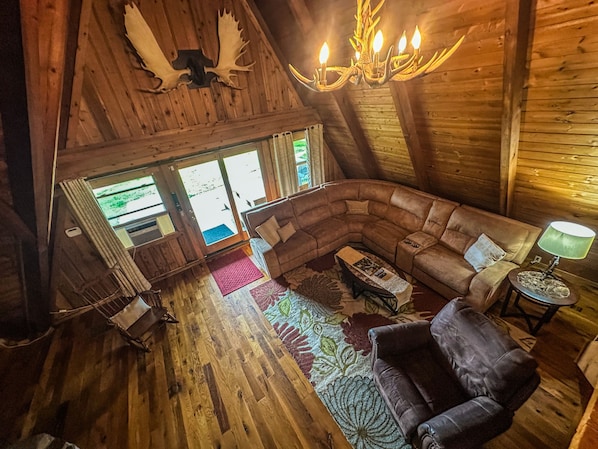 Smart-TV, Kamin, DVD-Player, Bücher