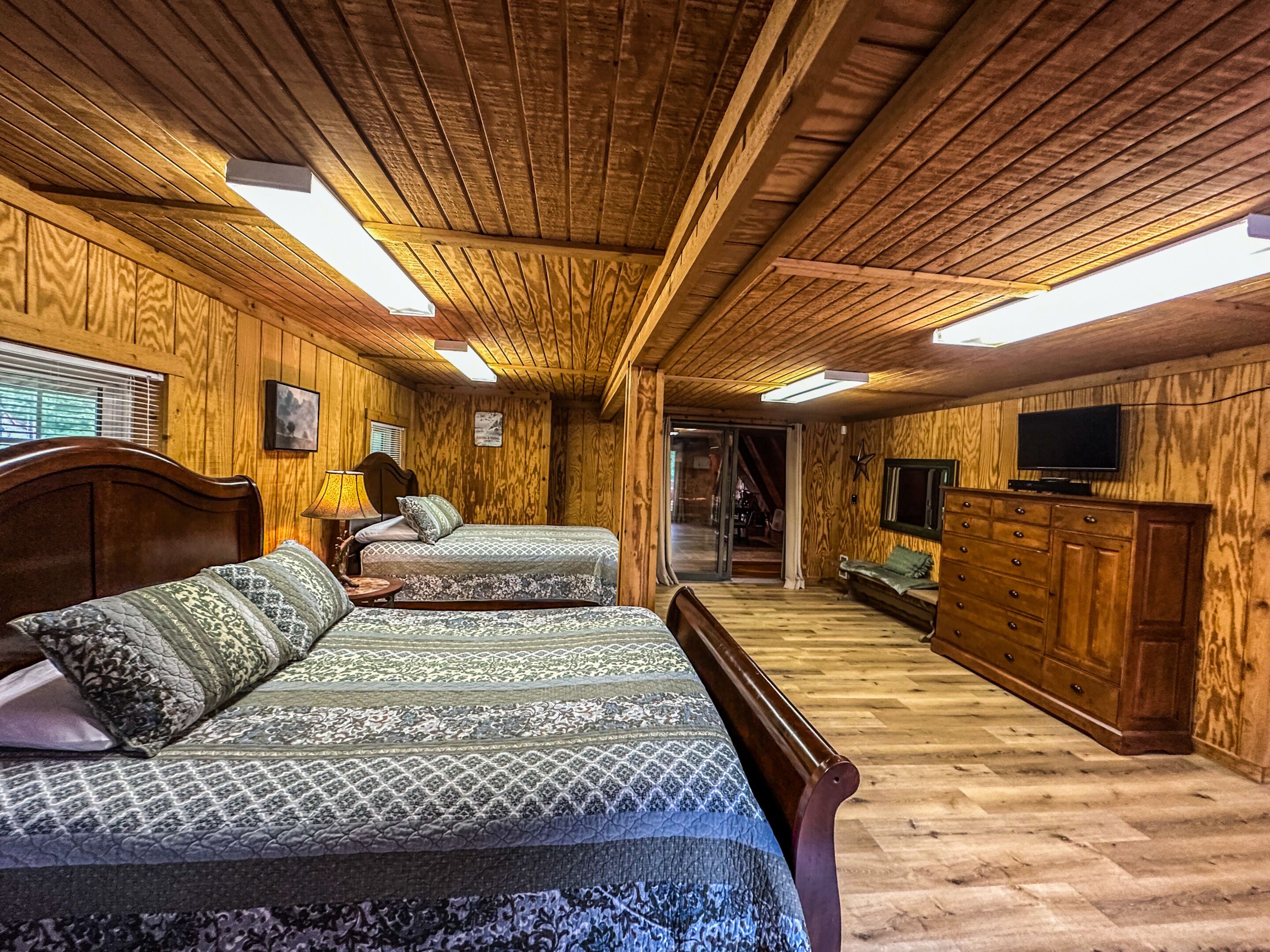 5 bedrooms, iron/ironing board, WiFi (free), bed sheets
