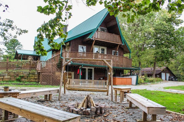 Exterior - Luxury Lodge in Hocking Hills w/ Swimming Pool, Hot Tub and Lake - Wedding Venue (Nelsonville)