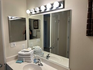 Combinazione doccia/vasca, asciugacapelli, asciugamani, sapone