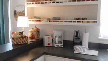 Kylskåp, mikrovågsugn, ugn och spishäll