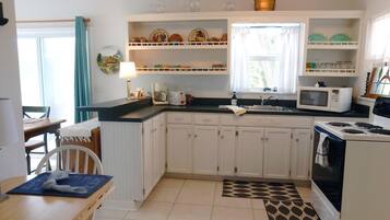 Kylskåp, mikrovågsugn, ugn och spishäll