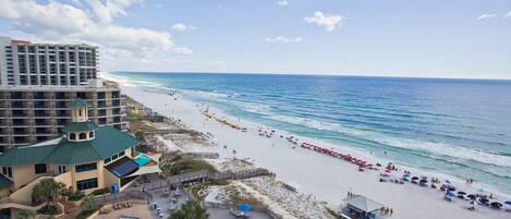 Plage, chaises longues