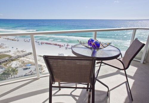 King Master Ocean Front Deluxe Unit in Coastal Chic Style-