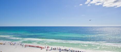 En la playa, sillas reclinables de playa