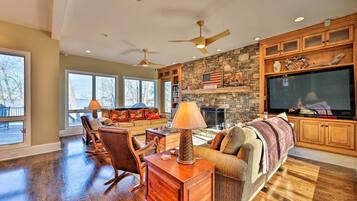 Televisión, chimenea, reproductor de DVD y futbolito