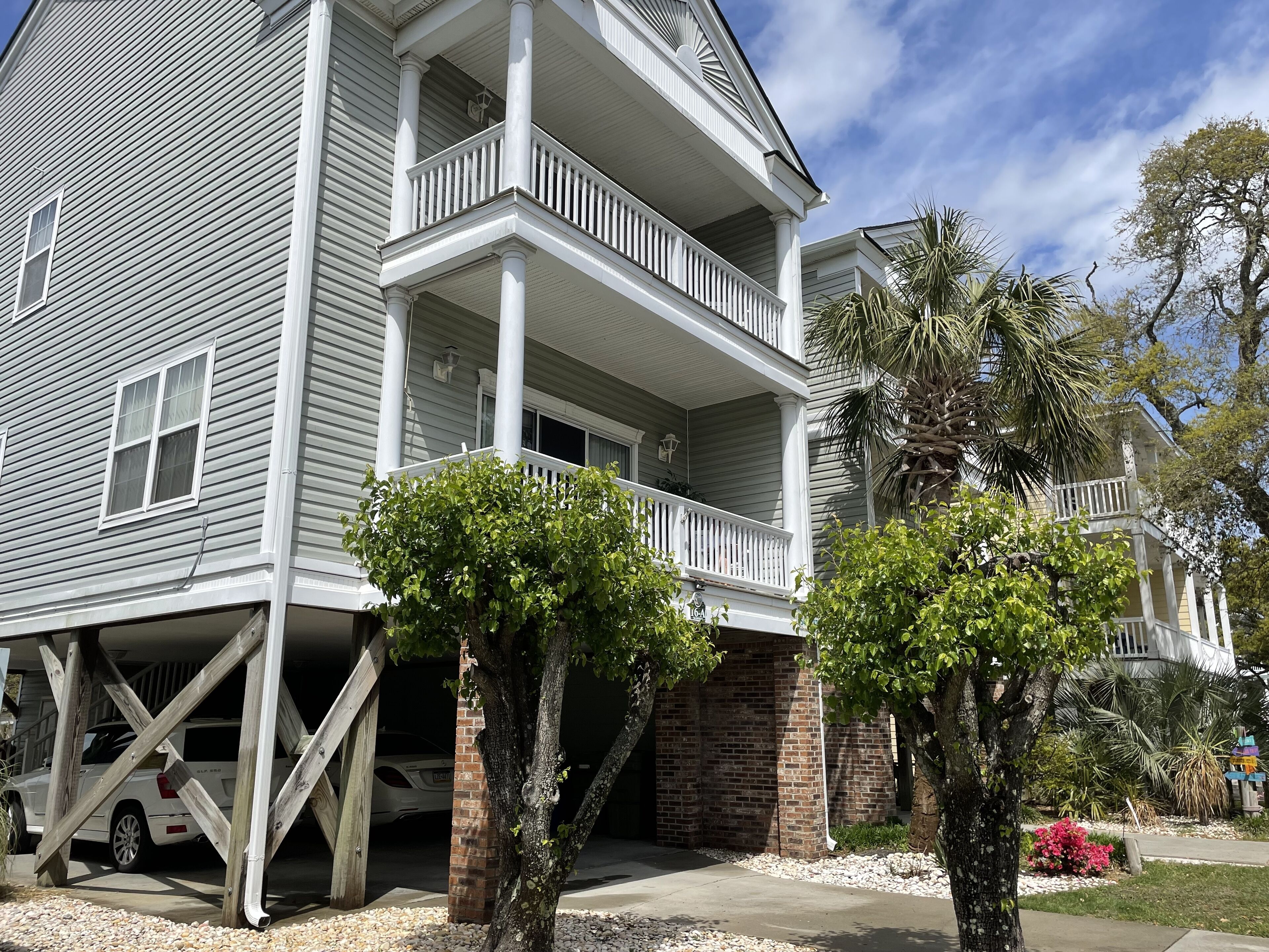 Spacious, comfy, beach home, 635 steps from beach access points, pier, pubs.