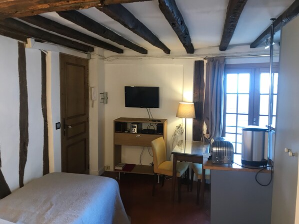 1 chambre, fer et planche à repasser, Wi-Fi gratuit, draps fournis