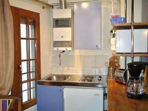 Réfrigérateur, micro-ondes, plaque de cuisson, serviettes en papier