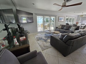 スマートテレビ、暖炉、テレビゲーム、テーブルサッカー台