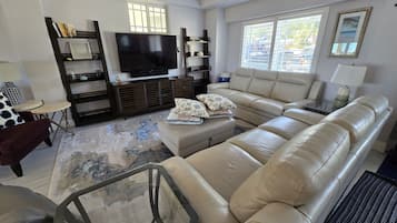 Una Smart TV, una chimenea, videojuegos, un futbolín