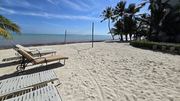 På stranden, liggestole, badehåndklæder