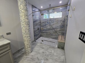 Bathtub, hair dryer, towels, soap - Private Beachfront Paradise (Islamorada)