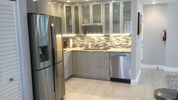 Køleskab, mikrobølgeovn, ovn, kogeplade