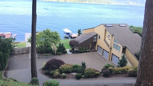 A residential property with a view of a lake, a boat dock, and a well-maintained garden. - Waterfront & View-Near Seattle on Lake Sammamish in Bellevue (Bellevue)
