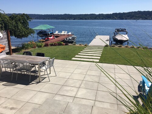 Waterfront & View-Near Seattle on Lake Sammamish in Bellevue