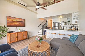 Smart TV, DVD player, books, music library - Oceanview, Air Conditioned, Centrally Located Maalaea Banyan Condo (Wailuku)