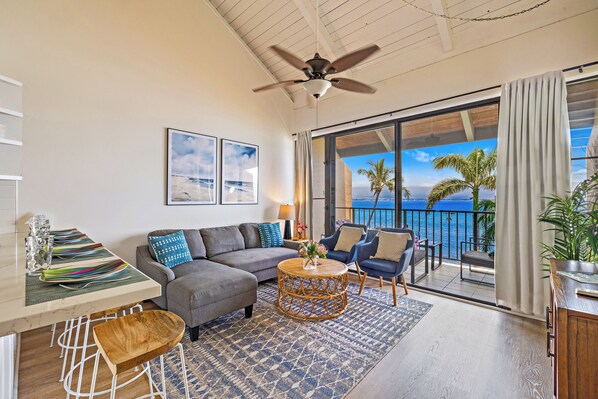 Smart TV, DVD player, books, music library - Oceanview, Air Conditioned, Centrally Located Maalaea Banyan Condo (Wailuku)