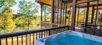 Eagle's Nest- A pet friendly cabin on the river!