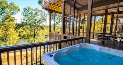 Eagle's Nest- A pet friendly cabin on the river!
