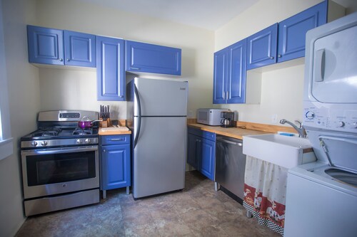 Renovated Carrollton Uptown Cottage - license # 23-NSTR-17373 and 23-OSTR-02079