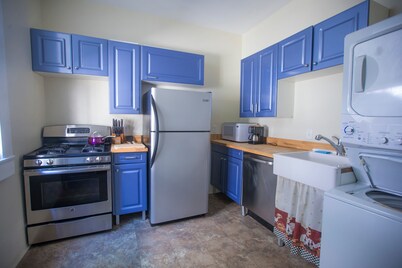 Renovated Carrollton Uptown Cottage - license # 23-NSTR-17373 and 23-OSTR-02079