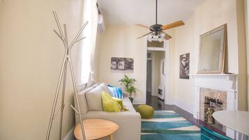 Een smart-tv, boeken en een stereo