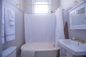 Ensemble douche/baignoire, sèche-cheveux, serviettes fournies, savon