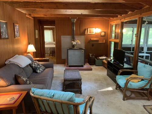 Private and Cozy Cottage, Excellent Fishing And Swimming; Sleeps 6.